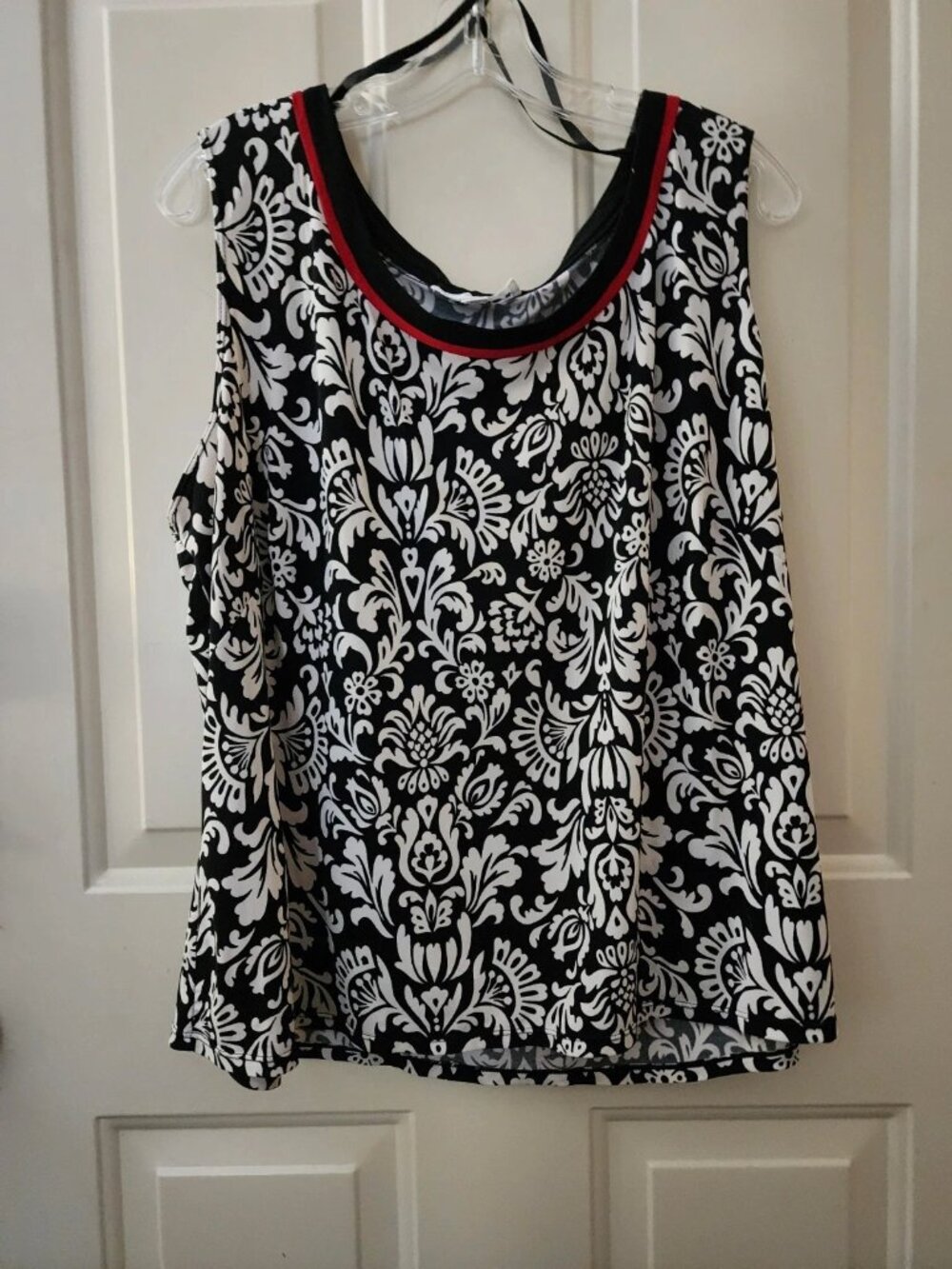 Studio 1 Slerveless Plus Size 20W  Black and White Top